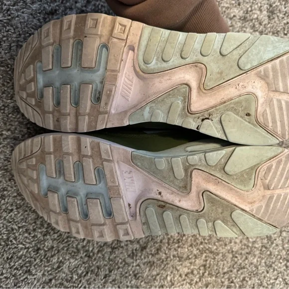 Nike Airmax Women’s Sneakers - Picture 3 of 4